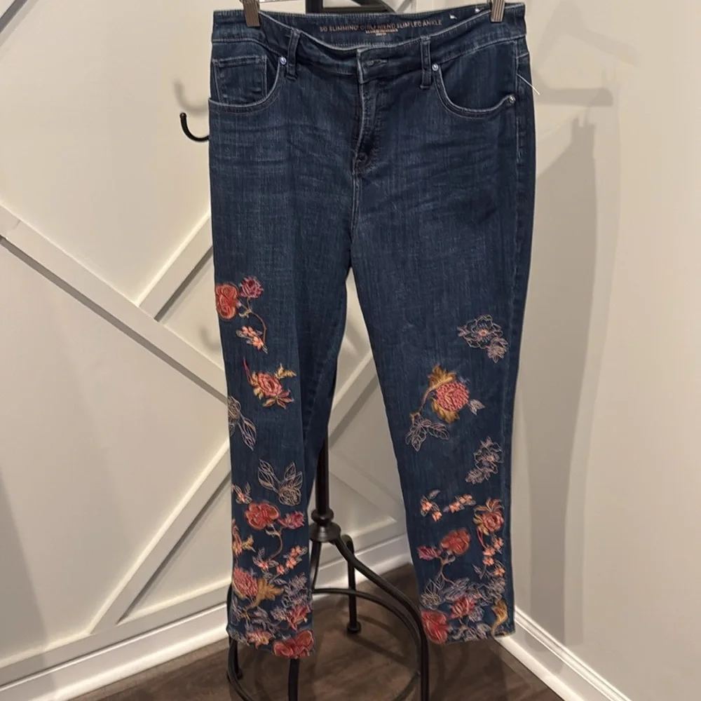 Chico's  Women's Girlfriend Blue Floral Embroidered Ankle Cropped Jeans Size 8R - Picture 9 of 15